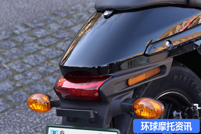 7.8�����㴩�г��еĹ���Ħ�г���Street 750-15.jpg